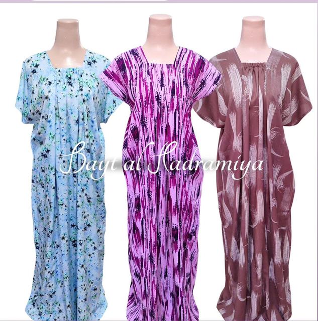 Cliente portant une robe de maison Bayt al Hadramiya