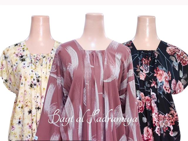 Cliente portant une robe de maison Bayt al Hadramiya